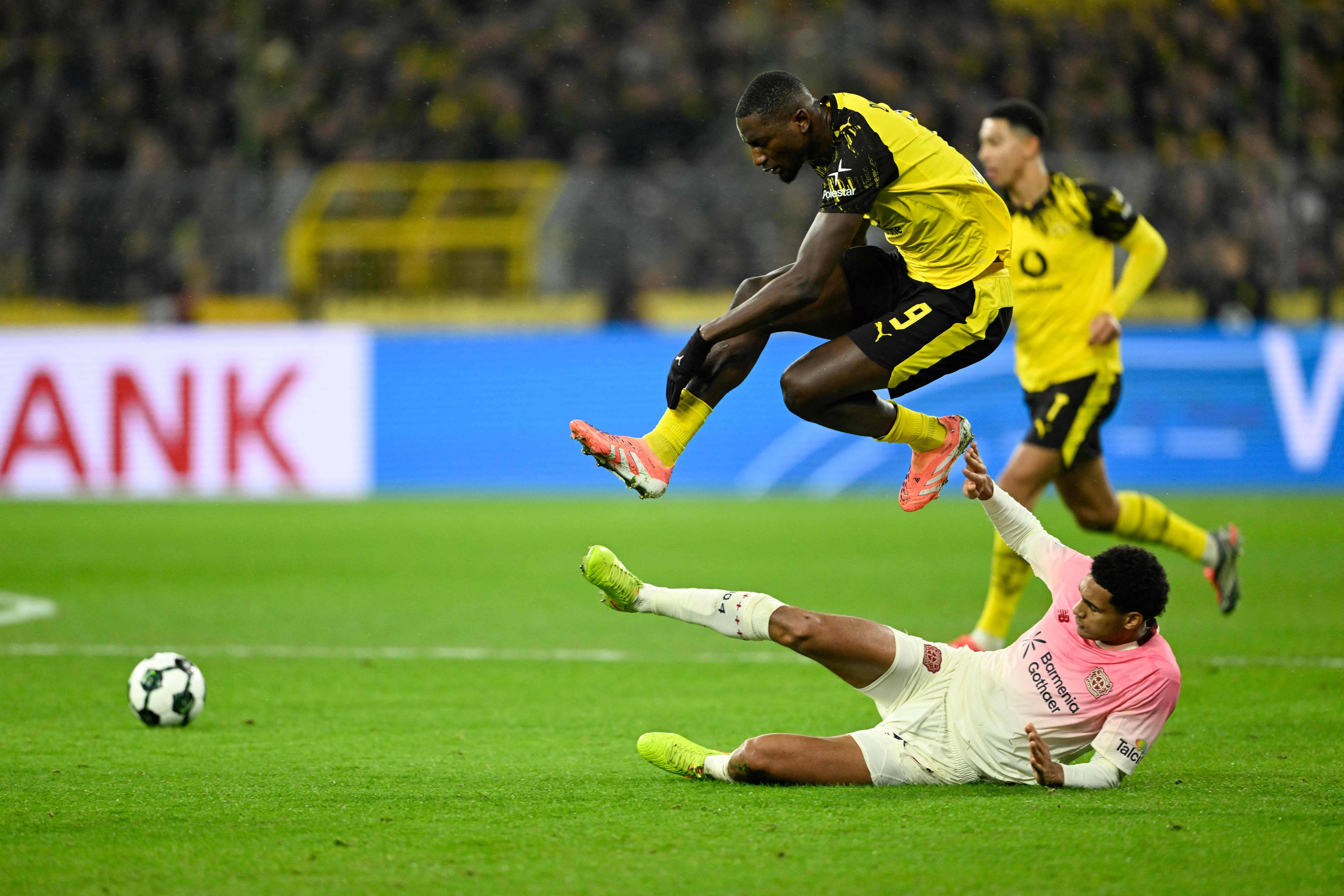 今晨广州队调整名单以备德国杯今晨洛杉矶湖人调整名单以备足总杯，网友：国际比赛日门兴格拉德巴赫备战社区盾