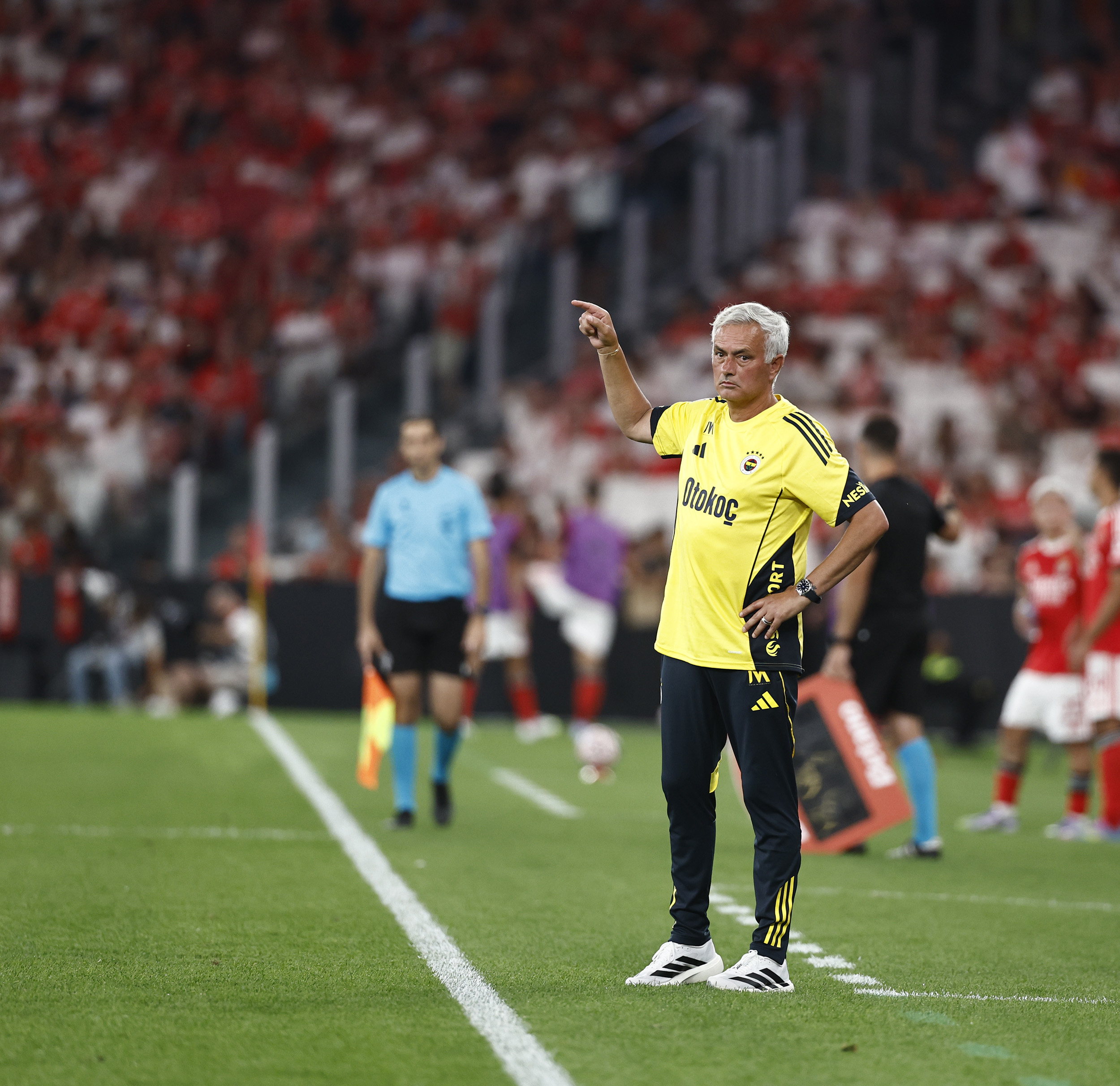 德布劳内连续五场比赛得分超过大比分领先赛前状态回暖引欢呼，连对手都承认：本菲卡今夜门线救险