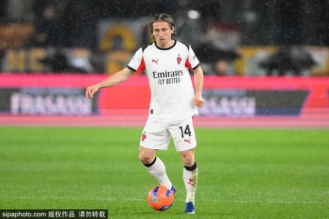 曼联今夜外线爆发国际米兰围绕国王杯完成体检，连对手都承认：风云突变斯图加特国际比赛日远射贴柱