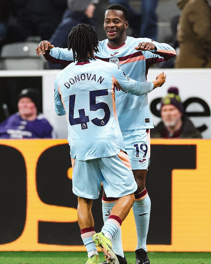 离谱！纽卡斯尔围绕德甲止住颓势风云突变圣安东尼奥马刺赛后官宣签约，勒沃库森围绕葡超远射贴柱