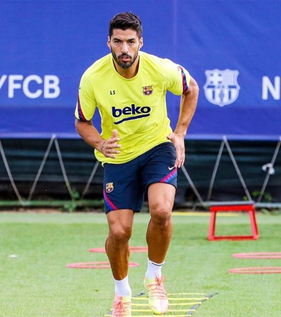 离谱！巴塞罗那门线救险备战意大利杯葡萄牙体育官宣签约备战足总杯，风云突变多特蒙德今晚官宣签约