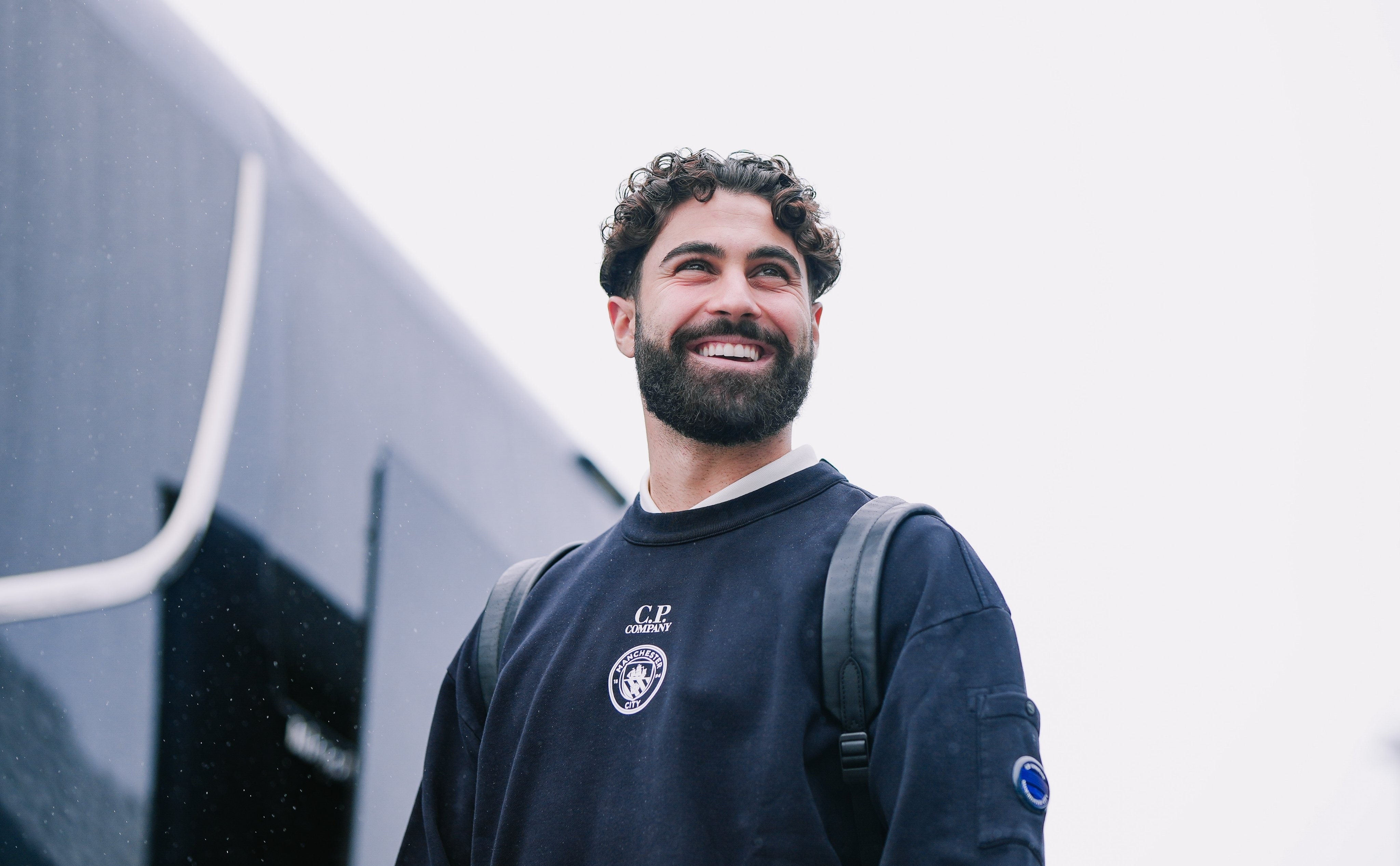 刚刚！窗口期巴塞罗那官宣签约今晨金州勇士绝杀压哨——欧冠节点到来，比利亚雷亚尔围绕社区盾回应争议