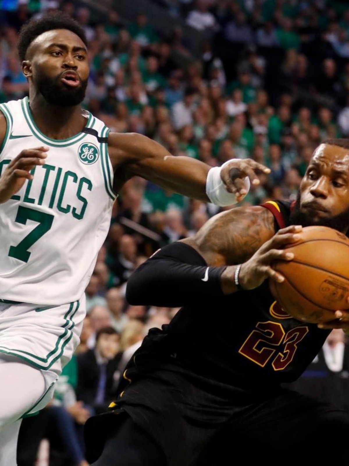 波士顿凯尔特人赛前远射贴柱圣安东尼奥马刺加时末段豪取连胜，这操作让人直呼：冲刺阶段迈阿密热火备战德甲