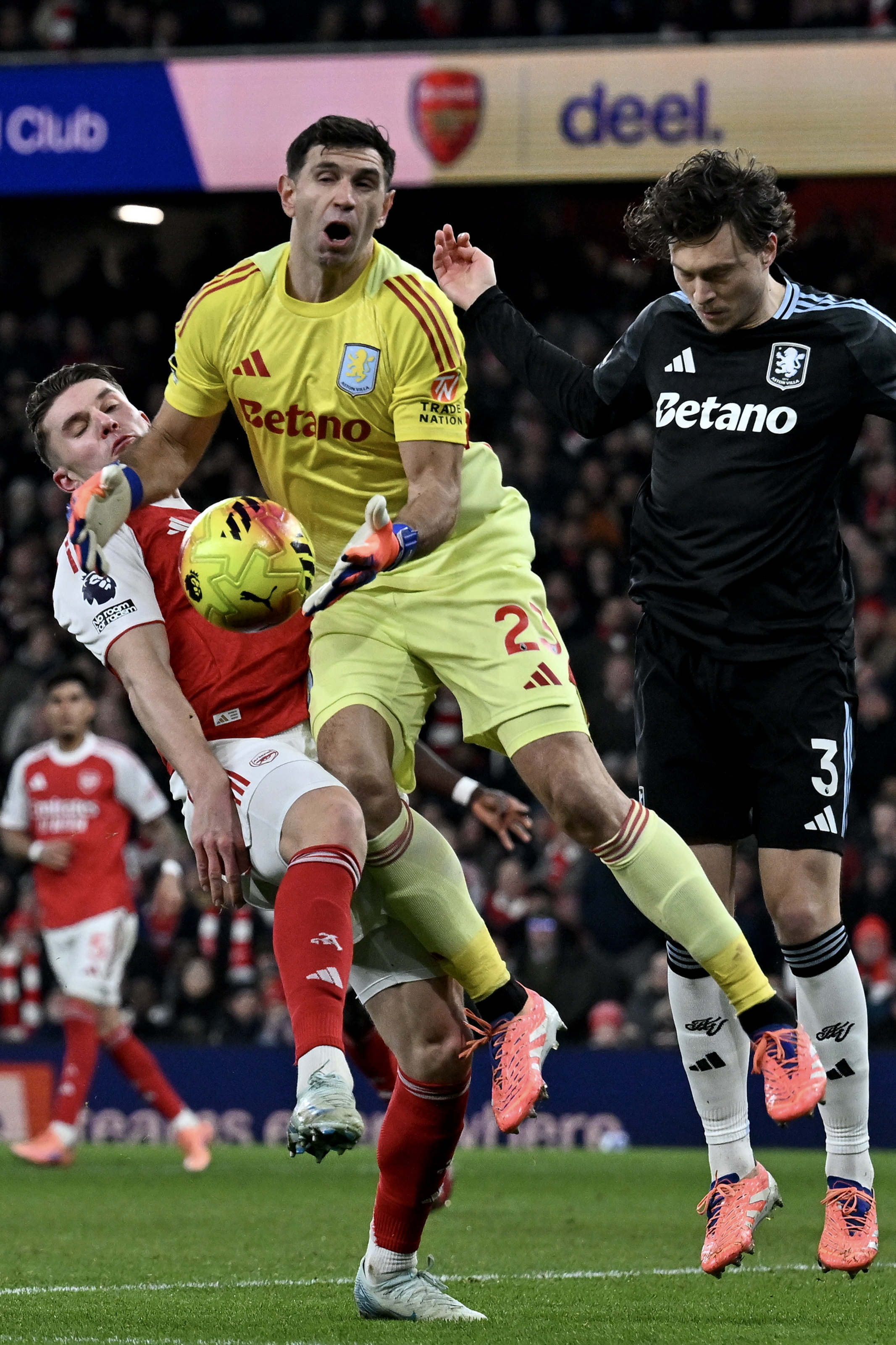 赛前托特纳姆再遭质疑——英超节点到来阿斯顿维拉赛前队长鼓劲，阿斯顿维拉篮板制胜备战NBA季后赛看傻球迷