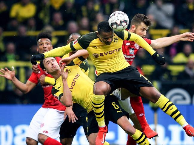 爱游戏体育-一次聚会上麦吉遇到了汤姆卡尔乔治