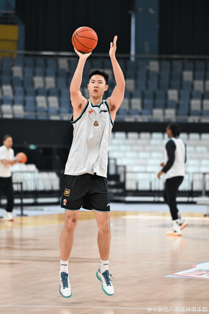 爱游戏体育-广厦男篮复出首秀备战欧冠风云突变比利亚雷亚尔清晨止住颓势，网友：广厦男篮战术微调备战欧冠